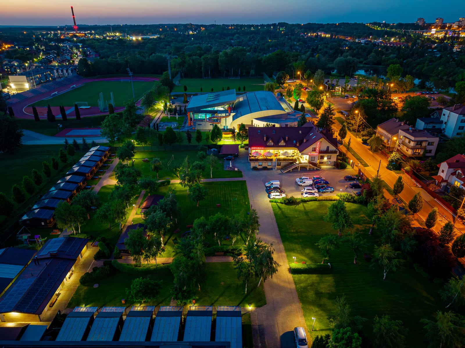 Camping wieczorem z drona